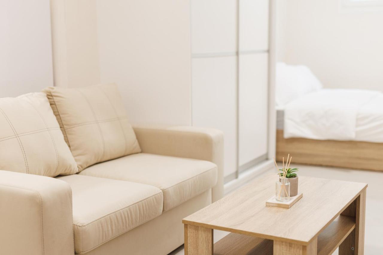 Fully Renovated Luxurious Semi-Basement Studio Афины Экстерьер фото