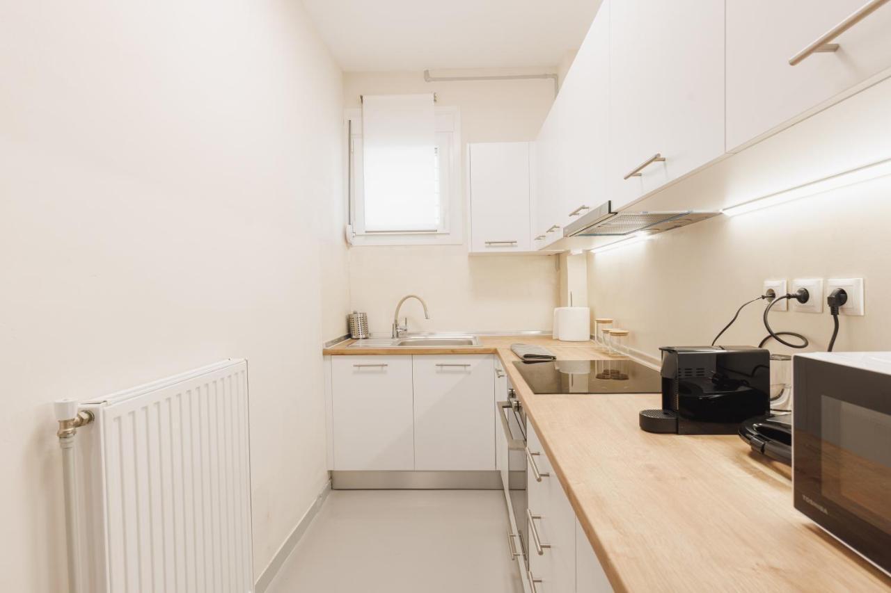 Fully Renovated Luxurious Semi-Basement Studio Афины Экстерьер фото